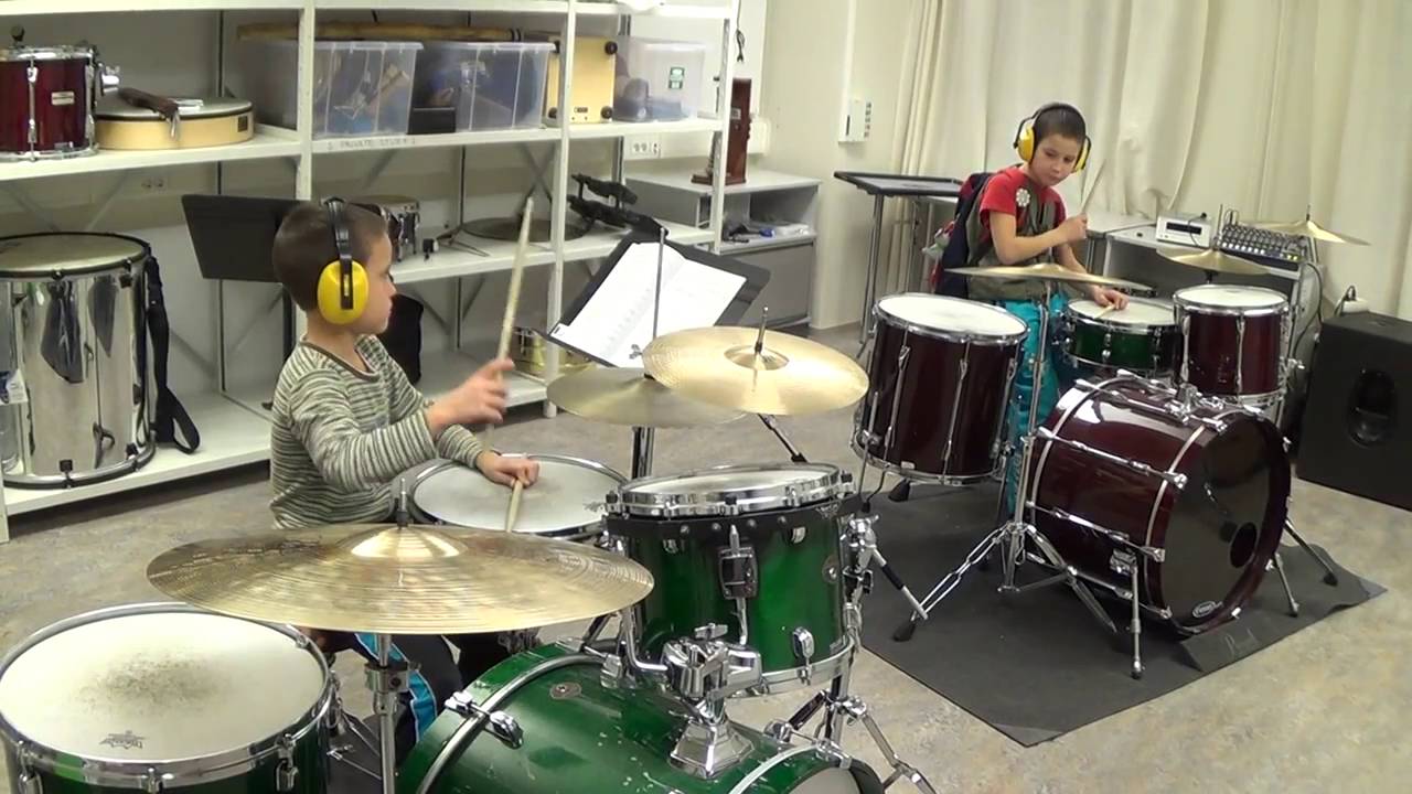 Алексеев Король учит брата Государя играть на ударной установке - YouTube