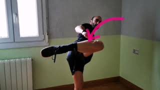 Realización de la patada circular para bodycombat