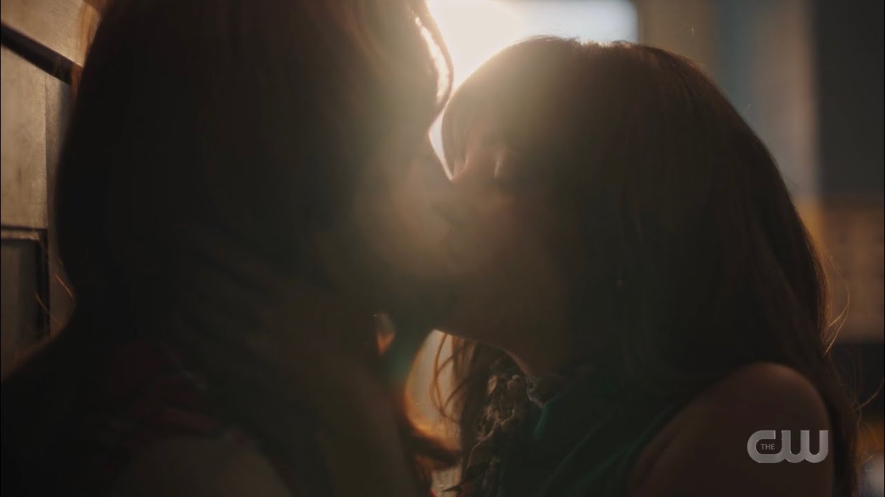 Cheryl and Toni Kiss Riverdale 7x06