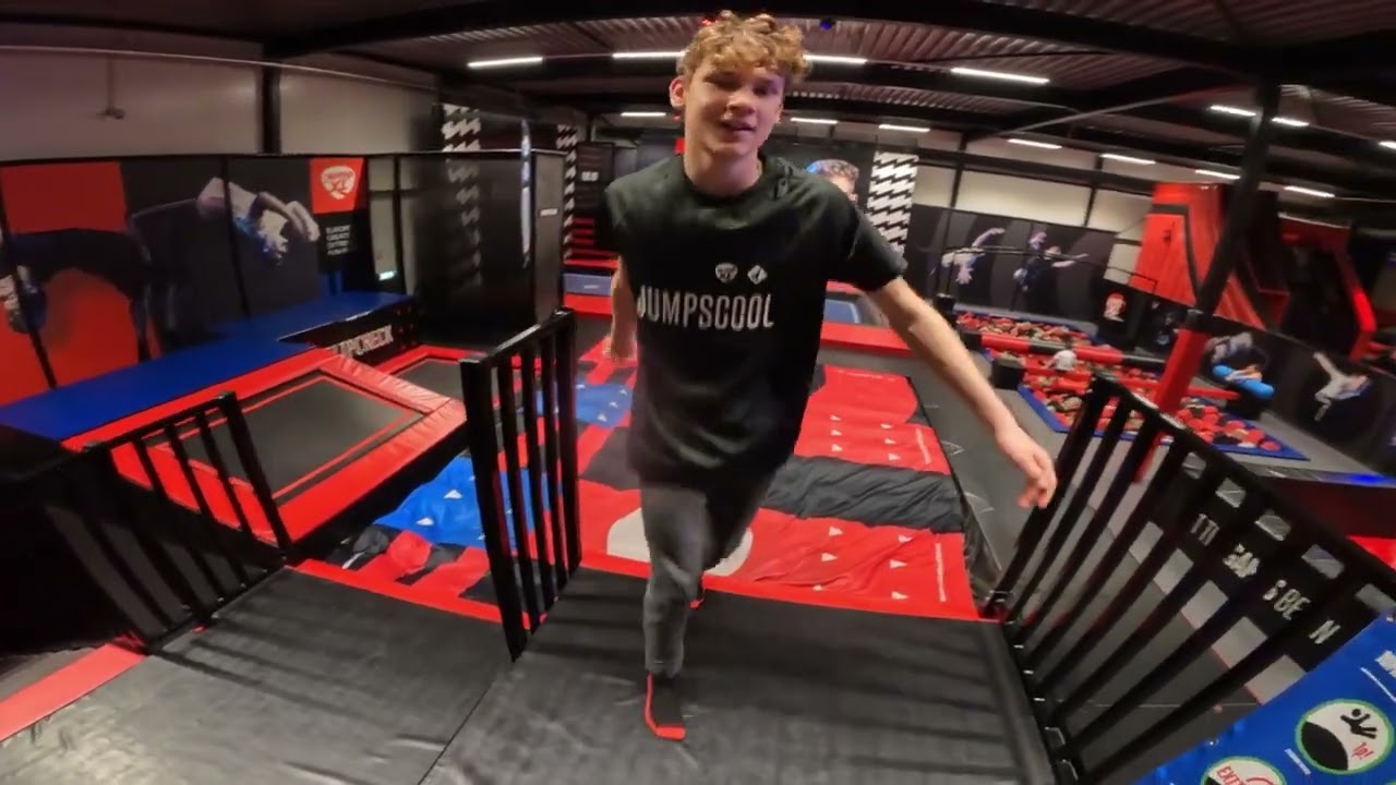 DE TRAMPOLINE HAL GESLOOPT MET ONZE NIEUWE EN ZIEKE TRICKS .EN GRAPIGEMOMENTEN WEER MEE GEMAAKT!!