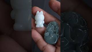 Liontin batu shio monyet dan labubu, batu tahun lahir