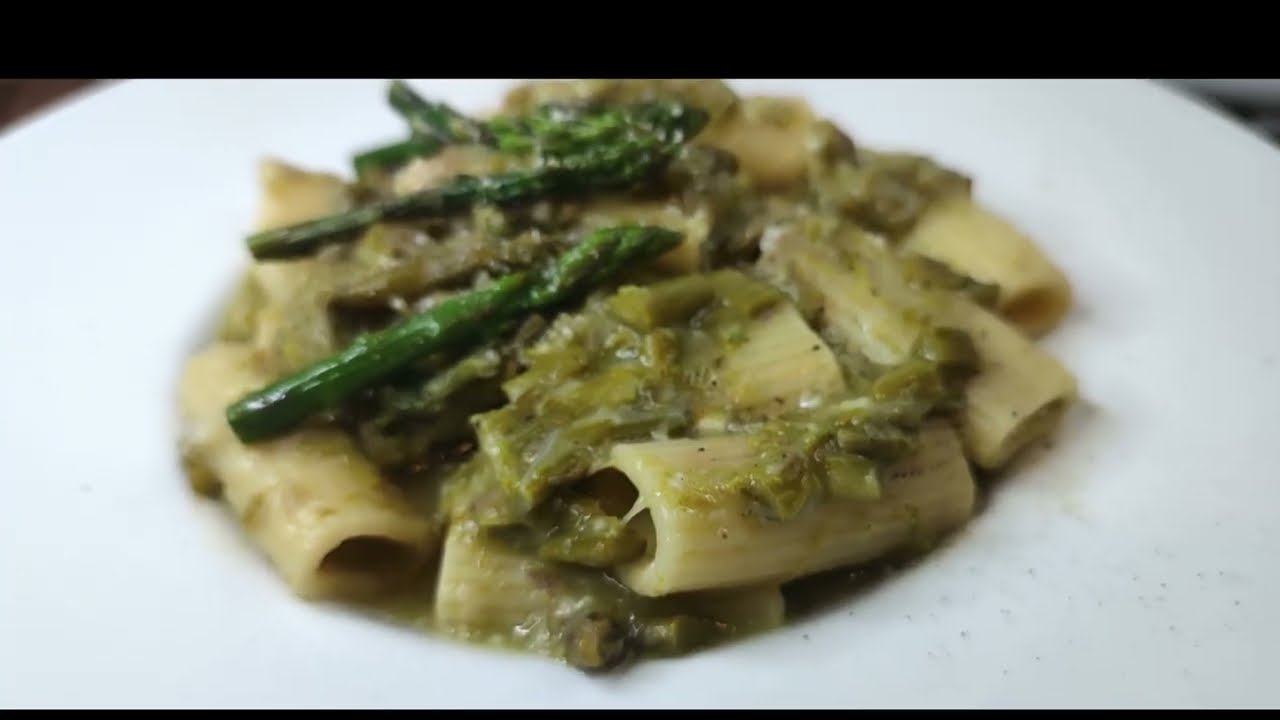 vegetariano pasta con asparagi
