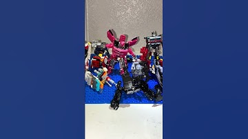 Laserbeak point the gun at transformer