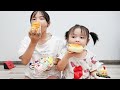 Two sisters open children&#39;s toys - Mở hộp đồ chơi những chiếc bánh, đồ bác sỹ và đồ chơi điều khiển