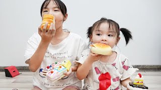 Two sisters open children&#39;s toys - Mở hộp đồ chơi những chiếc bánh, đồ bác sỹ và đồ chơi điều khiển