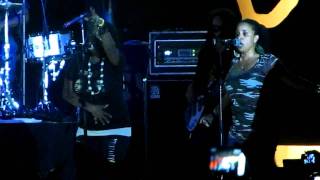 Damian Marley & Nas - [Bob Marley] Could you be loved (Maui live 2.27.11)