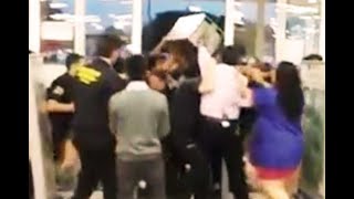 Se Enfrentan Farderos Y Guardias En Walmart