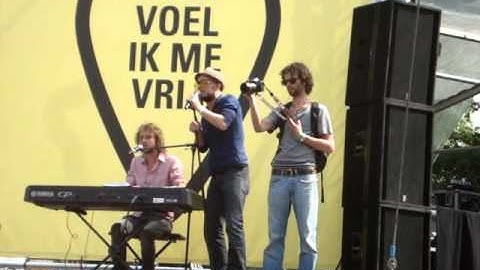 speelman en speelman meisje van 12, bij bevrijdingsfestival Haarlem 5 mei 2011
