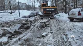 Глыбы льда и вмерзшие автомобили — ликвидация последствий коммунальной аварии в Самарском дворе.