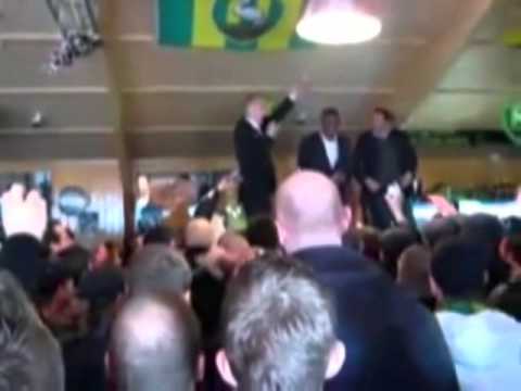 Lex Immers zingt in het supportershome van ADO Den Haag over Ajax.mp4
