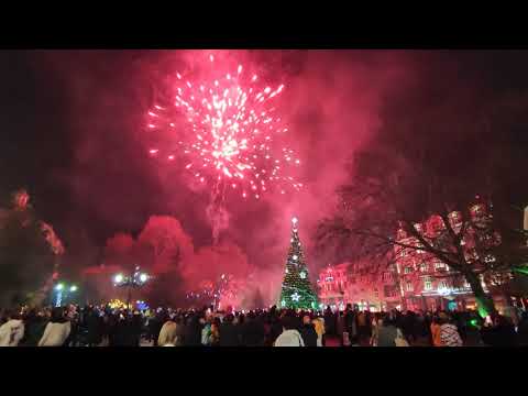 Видео: Юдашкин показа новогодишна елха