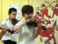 Diego tocando el violín