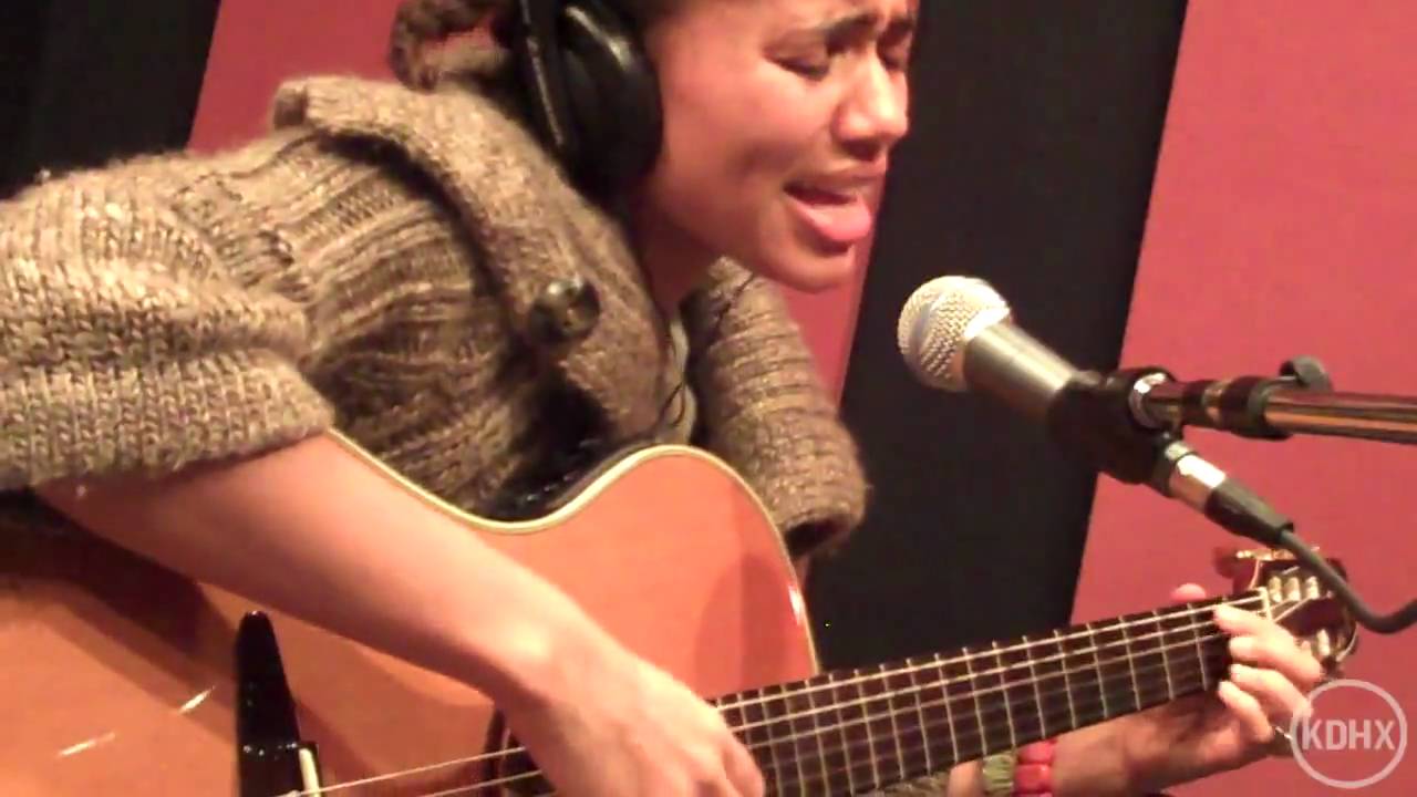 Nneka "Come With Me" Live at KDHX 2/12/10 (HD)