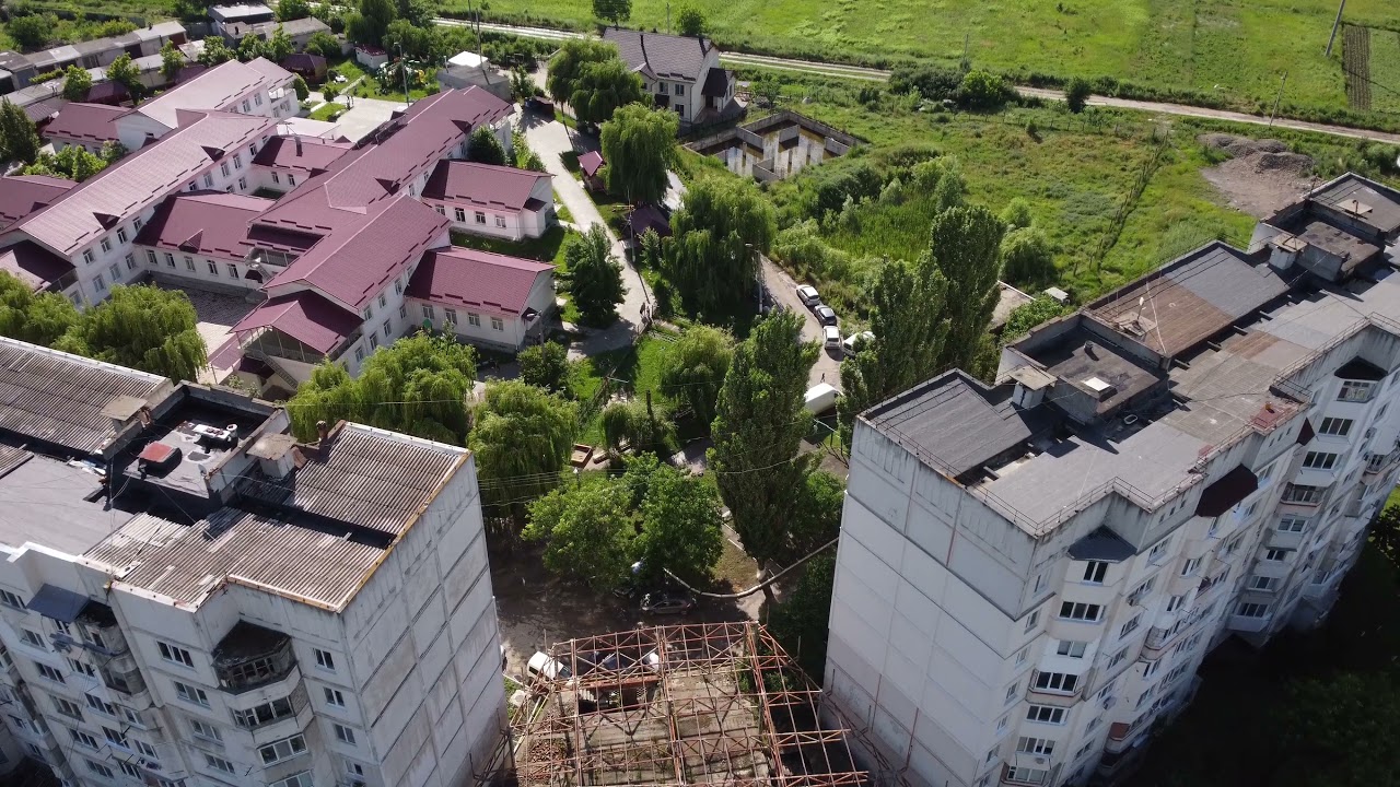 Ialoveni de la deal la vale