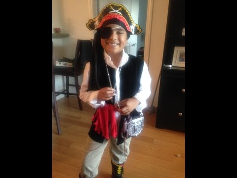 Video: Paano Gumawa Ng Costume Ng Pirata Ng Bagong Taon