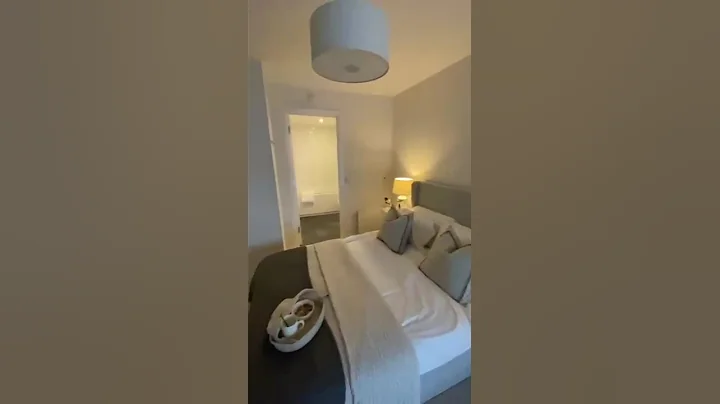 Stunning 2 Beds &  Balconies Furnished Riverside Flat with Secure Parking & Prime Location in Putney