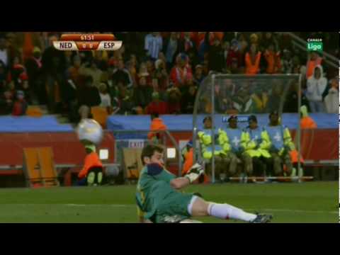 Parada de Casillas a Robben en la final del mundial....