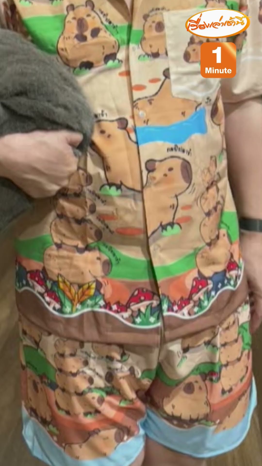 “สรยุทธ” ใส่ชุดคาปิบาร่า ถ่ายรูปคู่ซามูอวดโซเชียล