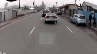 Алматы. Тоета мечется по дороге даже поворот не включая 20150120 1330