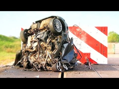 Highspeed Crash Test - 200 KmH Ford Focus Vs. Concrete Block