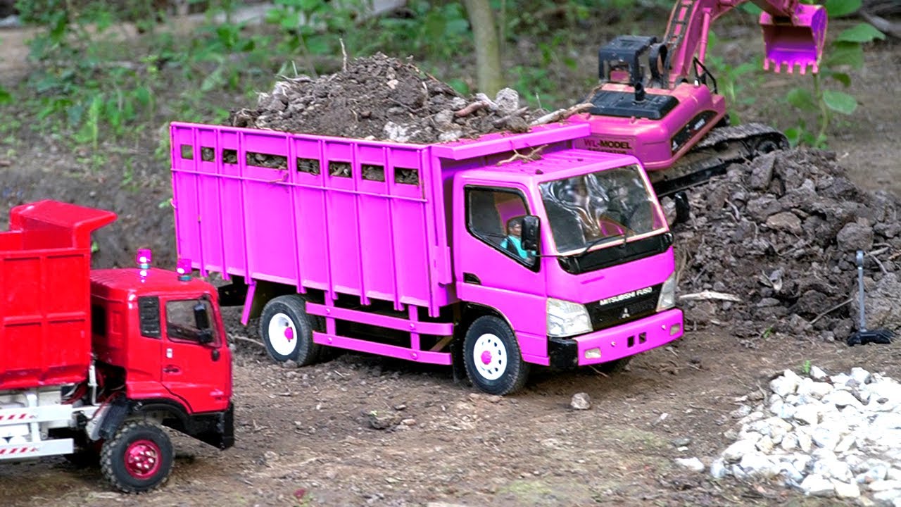 Simulasi Alat Berat Mobil Truk Muat Tanah RC Truck Canter Pink, Truk