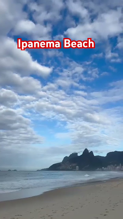 Samba , plaza i niebo pełne chmur w Rio De Janeiro