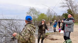 Я такого ще не бачив! Тисячі рибаків на березі Дніпра! Судак пішов! Насилу знайшли місце порибачить!