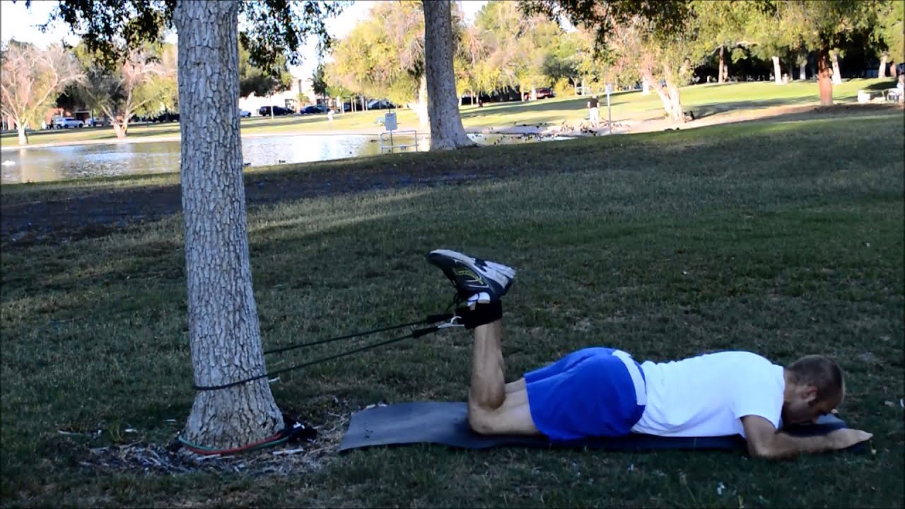 Cómo hacer peso muerto con una goma elástica para entrenar piernas