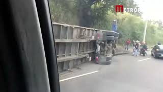 Fuga das galinhas: carreta tomba e aves ocupam pista no RJ