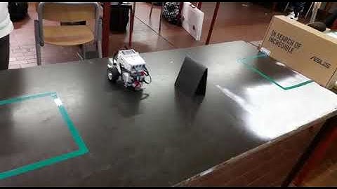 ROBOT CON SENSORI CHE SUPERA UN OSTACOLO.