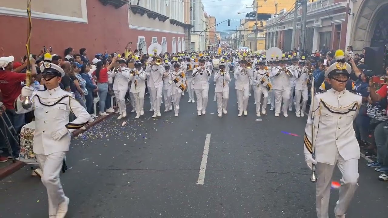Colegio San Sebastián paso por el Arco de Correos Magno desfile Liceo Mercantil 2024