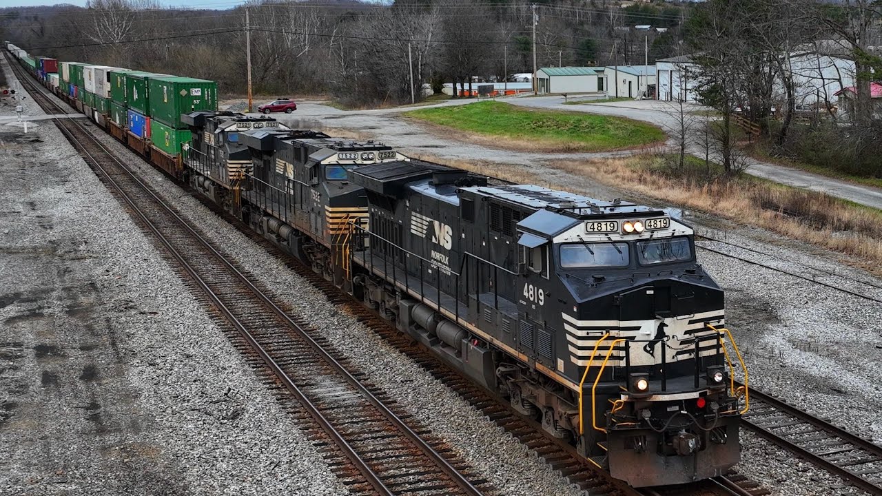 Norfolk Southern 29F with containers & trailers heads South in ...