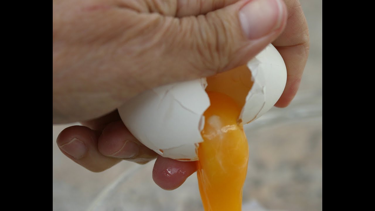 How To Crack An Egg With One Hand - Plus Two More Egg Tips