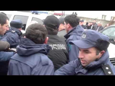 ე.წ. ქურდული სამყაროს წევრობისთვის ბრალდებულების ახლობლები აქციას მართავენ