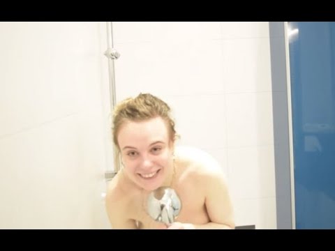 SHOWER TOUR | Naked Andrea Éva Győri tries out our bathroom