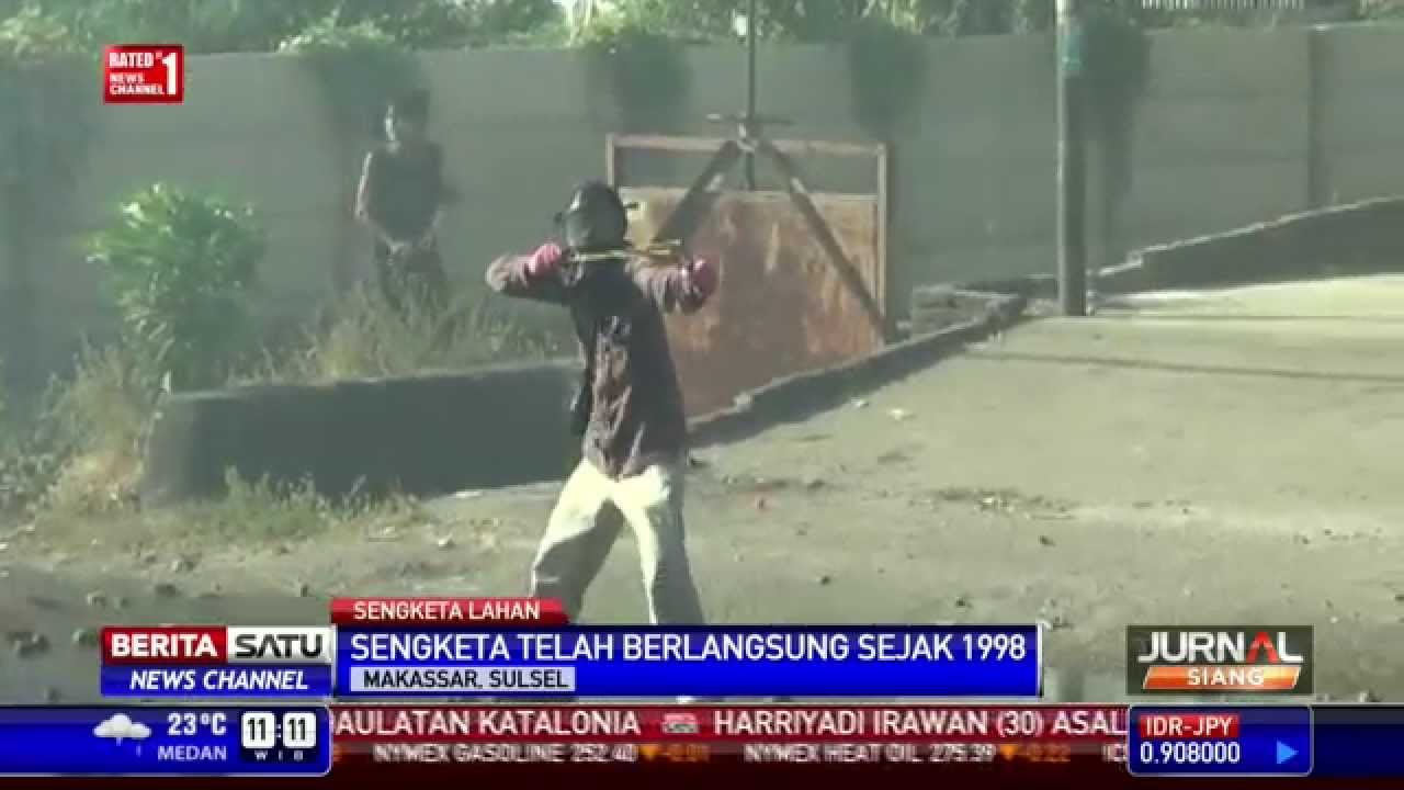 Tolak Digusur, Warga Makassar Bentrok dengan Polisi