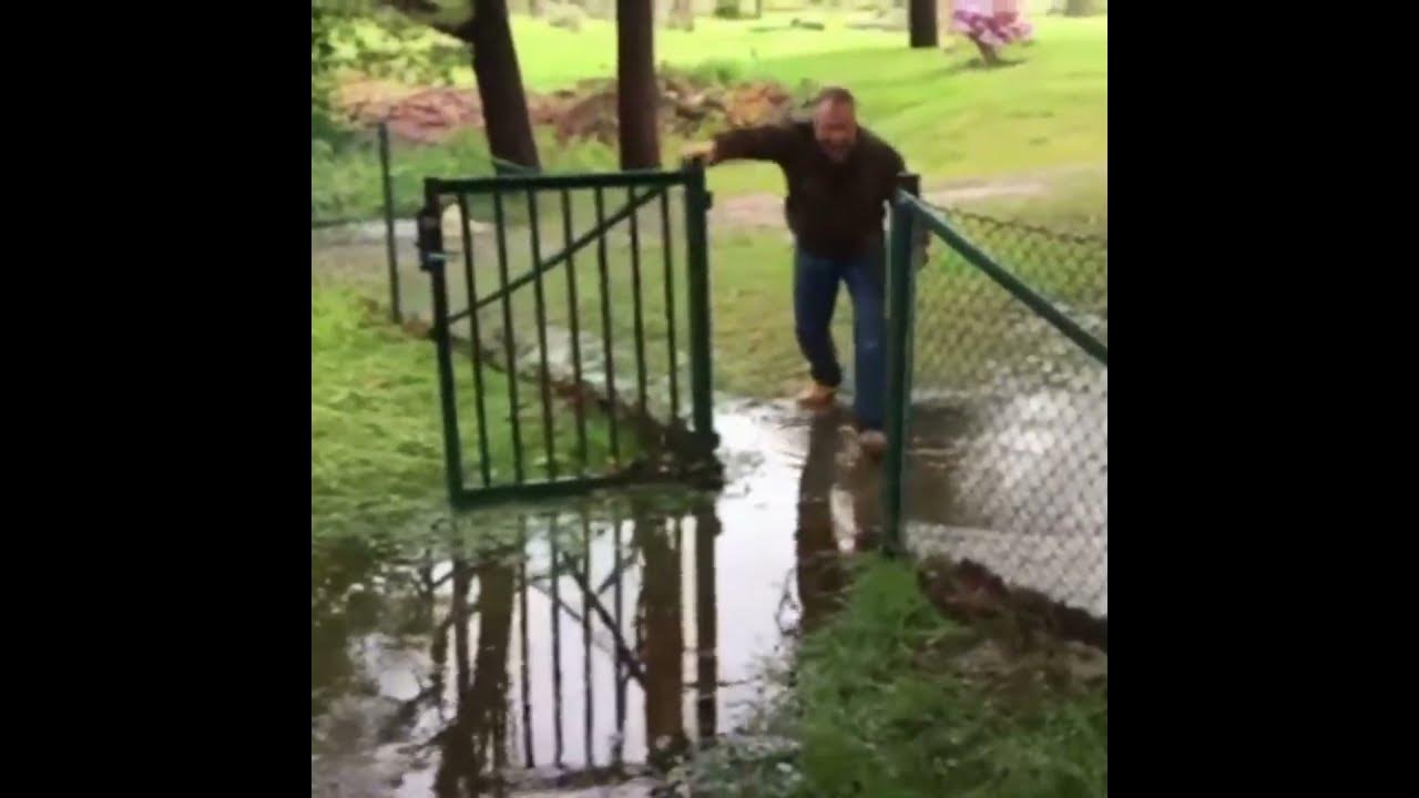 пьяный в воде наполовину утопленник. мужик упал видео. выпавший мужчина в воронеже с 19 этажа. мужик упал видео. мужик упал видео.