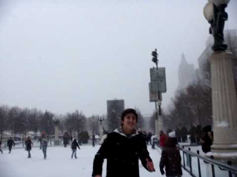 Vídeo: Como patinar no gelo no Millennium Park de Chicago