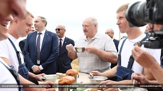 🔥🔥🔥Как Лукашенко обедал в поле с механизаторами: "Показать хотите, что вас кормят???" ПОЛНОЕ ВИДЕО!!