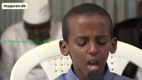 أنظر ماذا حدث ! بکاء الطفل أثناء تلاوة القران ! طفل يقرأ القرآن ثم يبكي مؤثر جداً