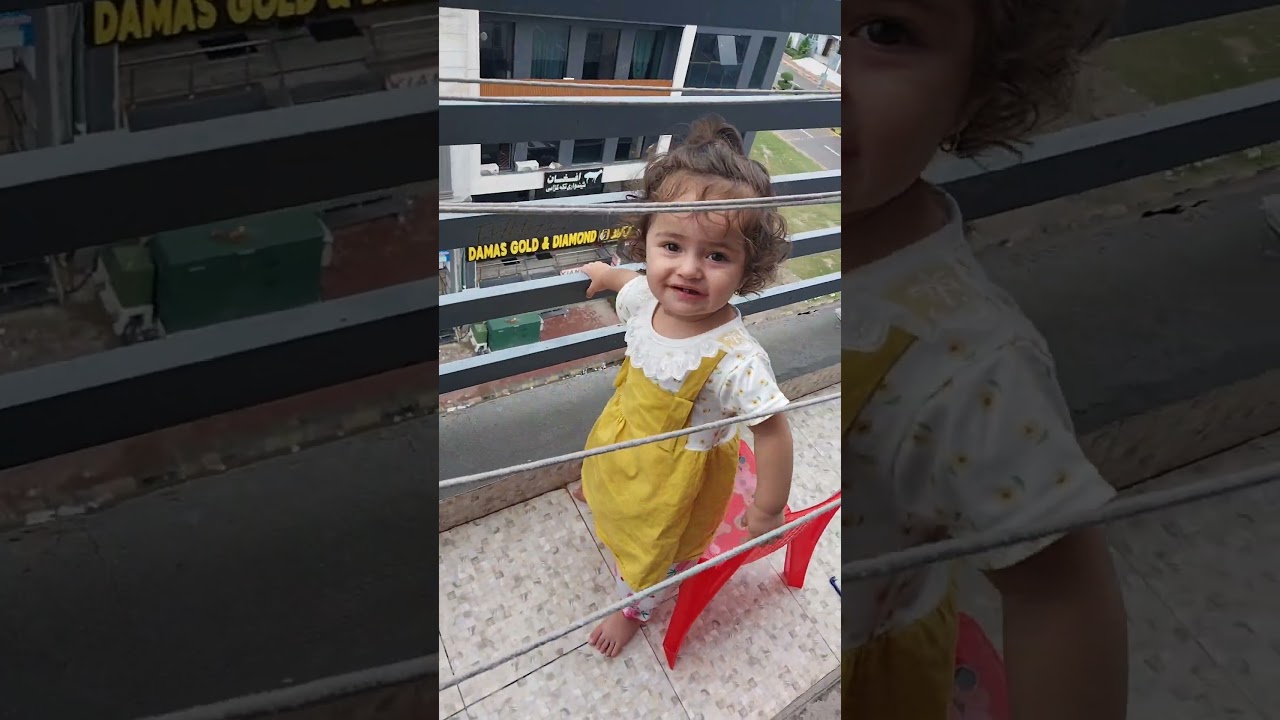 طفلی که در وقت تنهایی با خودش سرگرم است#cutebaby#بازی-باخودم#خاطره-کودکی#ChildPlay#HappyKid#KidsLife