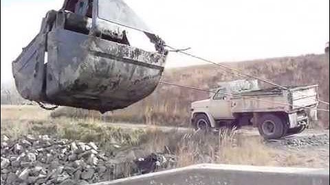 Clam shell bucket on hydraulic crane