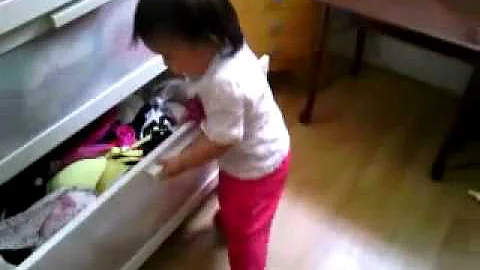 Darla areadne fernandez suviendo la escalera de ca