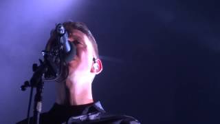 Miniatura del video "The XX - Basic Space - Live In Paris 2017 (Day 1)"