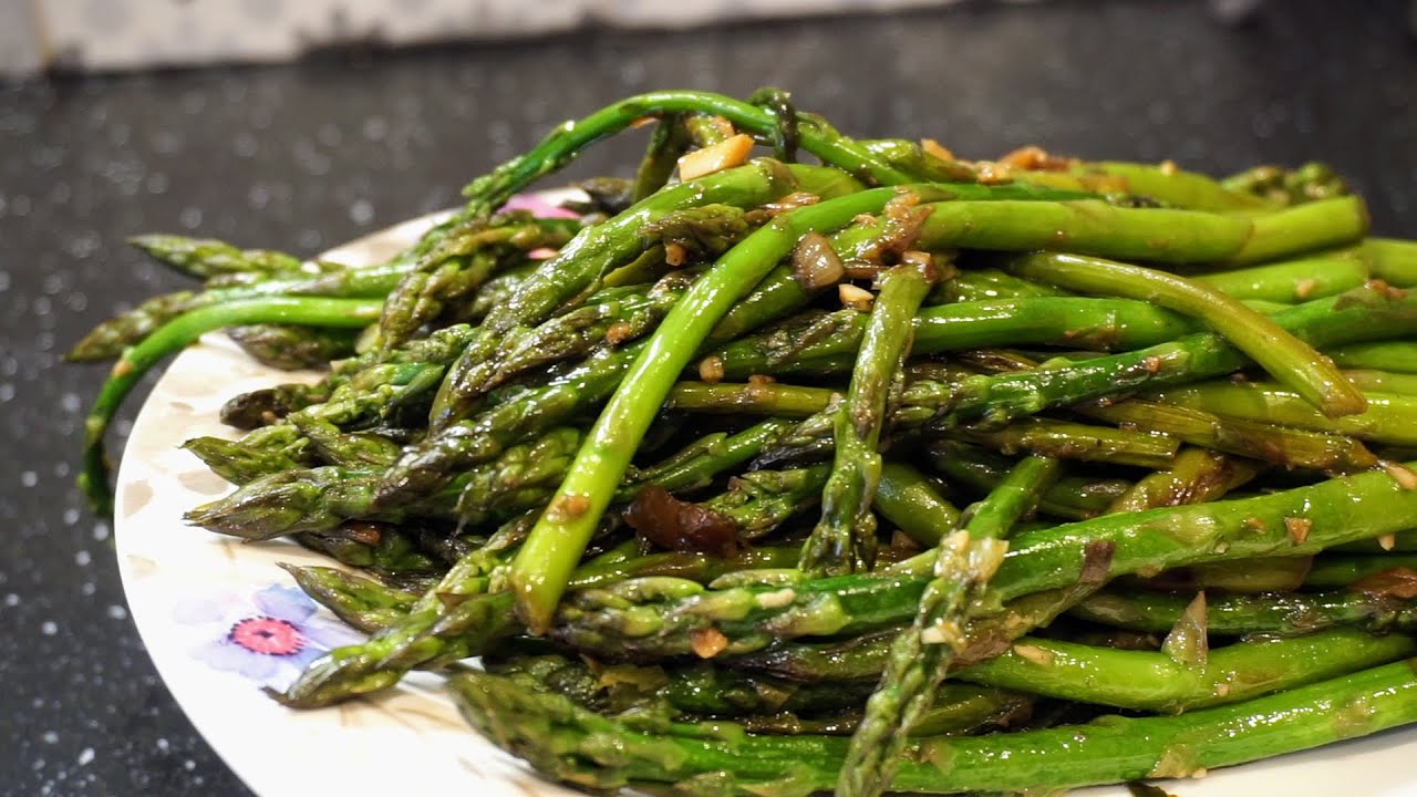 Спаржа с чесноком - легкий весенний рецепт