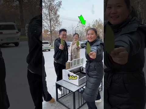الفتاة تصنع صورة حقيقية على ورقة شجر