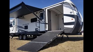 Дом на колесах - прицеп с большой кладовкой Keystone Outback 324CG. Показана работа всех механизмов