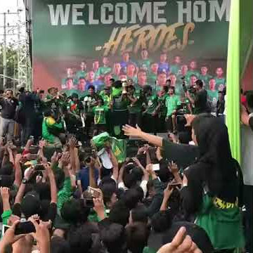 Bonek meyayikan lagu kami Bonek bonita