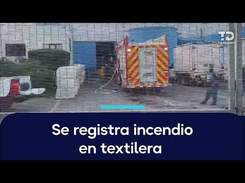 Continúan las labores de Protección Civil por el incendio registrado en la fábrica textil en Puebla