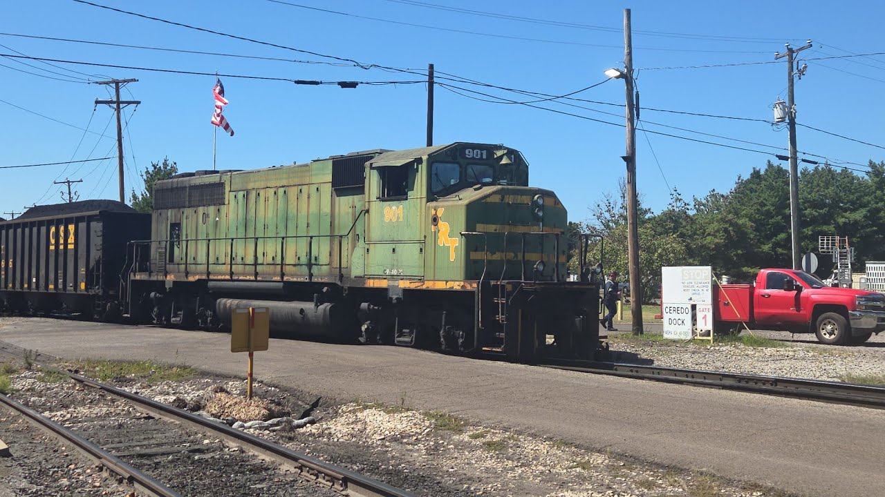 KRT 901 LEADS WITH 413 ON THE REAR SHOVEING - YouTube